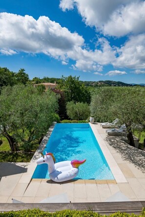 Et oppvarmet basseng