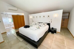 2 soverom, strykejern/-brett, internettilgang og sengetøy