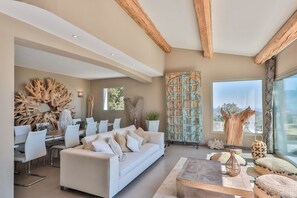 Smart TV, table tennis