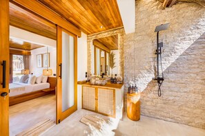 Shower, hair dryer, towels - Villa Atlanta - Luxury 7BDR, Prime Location (Kecamatan Kuta)