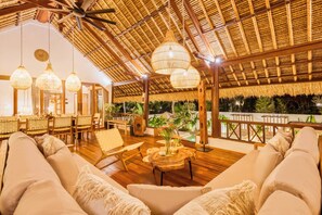 Outdoor dining - Villa Atlanta - Luxury 7BDR, Prime Location (Kecamatan Kuta)