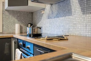 Fridge, dishwasher, coffee/tea maker, electric kettle