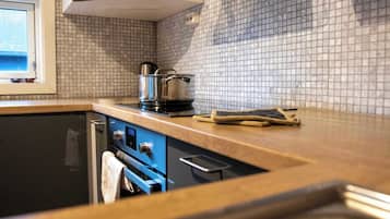 Jääkaappi, astianpesukone, kahvin-/teenkeitin