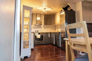 Kühlschrank, Geschirrspüler, Wasserkocher mit Kaffee-/Teezubehör