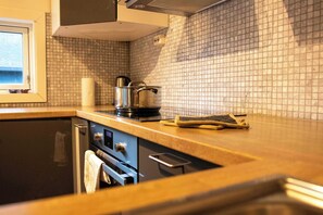 Kühlschrank, Geschirrspüler, Wasserkocher mit Kaffee-/Teezubehör