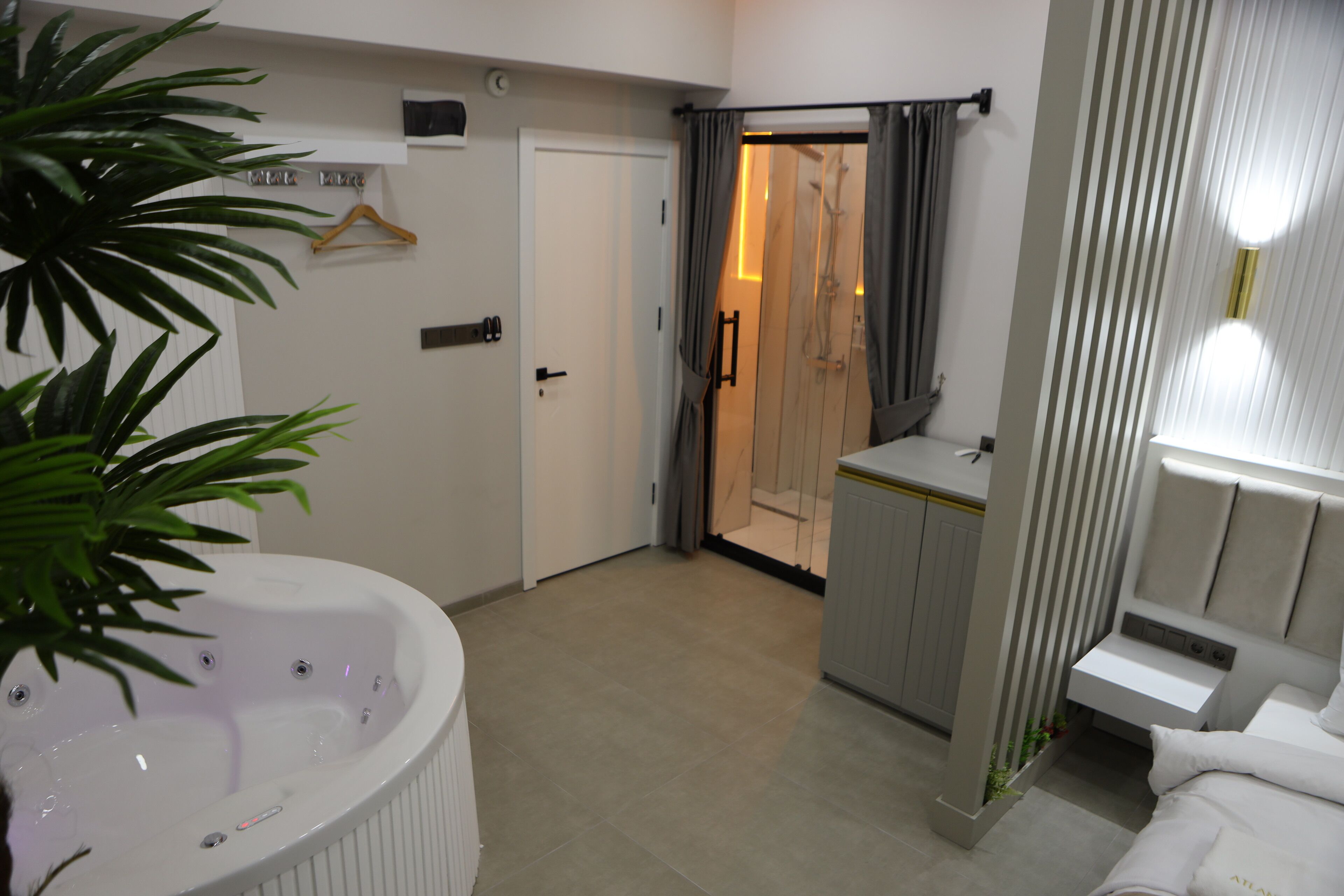 Une salle de bain moderne équipée d’une baignoire, d’une zone de douche et d’un meuble-lavabo avec un miroir.