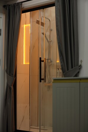 Shower, hair dryer, towels, soap - Atlantis Home Palace (Karabük)