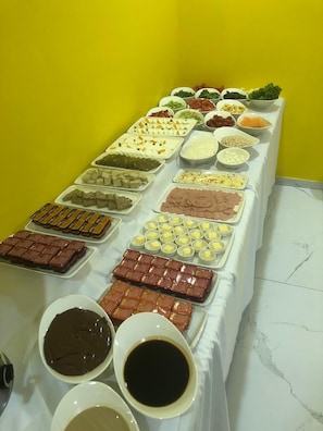 Café da manhã com buffet grátis todos os dias