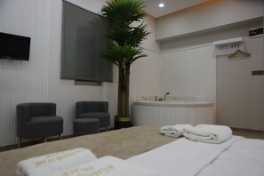 Minibar, bureau, espace de travail pour ordinateur portable