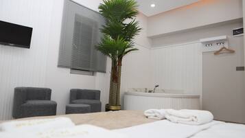 Minibar, desk, laptop workspace, free WiFi