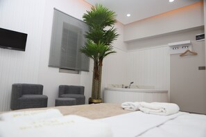 Minibar, desk, laptop workspace, free WiFi