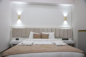 Deluxe Room | Minibar, desk, laptop workspace, free WiFi
