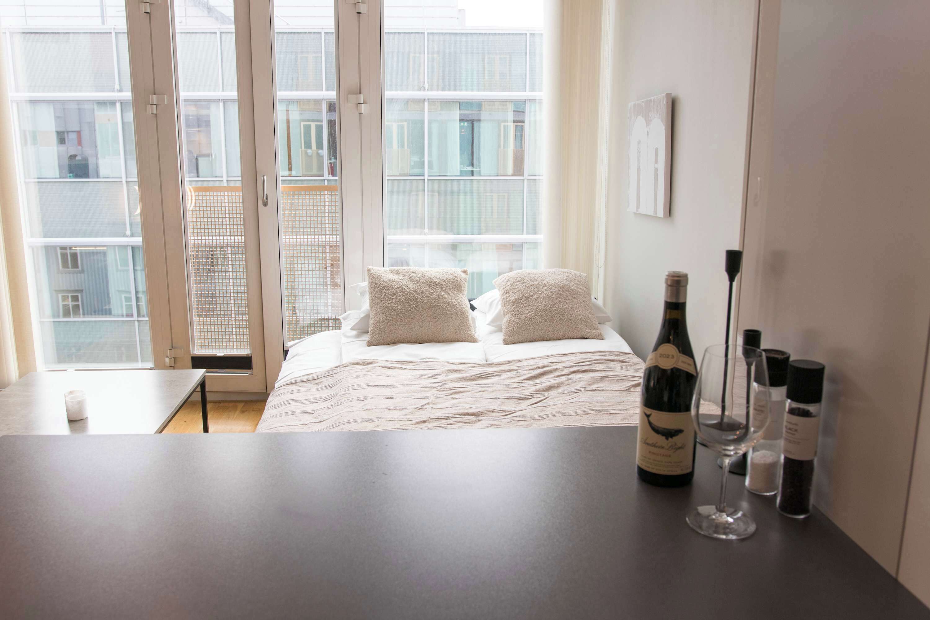 Desk, WiFi, bed sheets