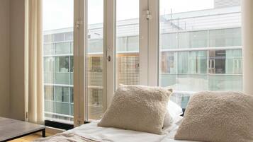 Desk, WiFi, bed sheets