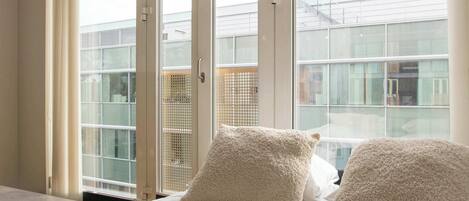 Skrivebord, wi-fi og sengetøy