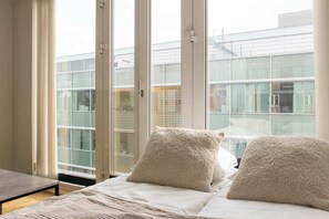 Desk, WiFi, bed sheets