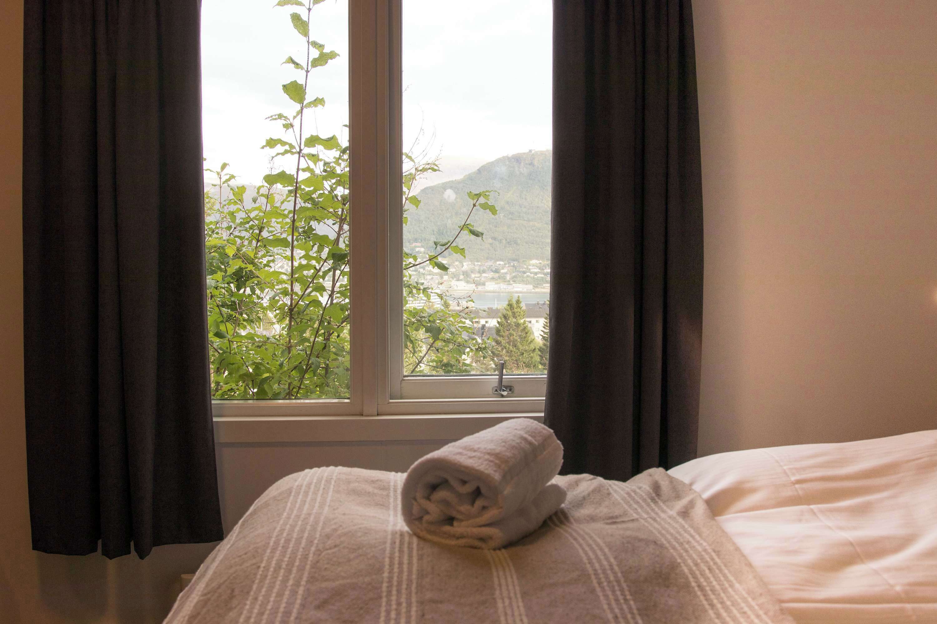 2 bedrooms, desk, WiFi, bed sheets