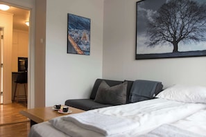 2 bedrooms, desk, WiFi, bed sheets