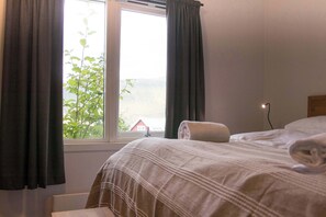 2 室のベッドルーム、デスク、WiFi、ベッドシーツ