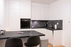 Fridge, oven, stovetop, dishwasher