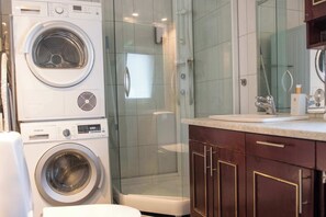 Dusj, hårføner og håndklær