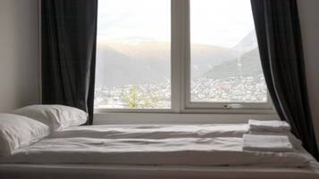 2 bedrooms, desk, WiFi, bed sheets