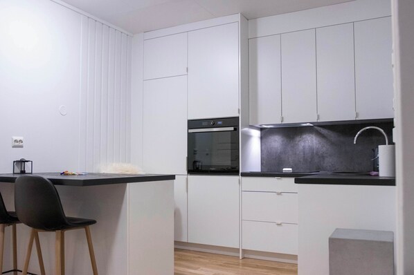 Fridge, oven, stovetop, dishwasher - Modern Comfort with Panoramic view (Tromsø)