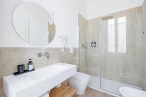 Shower, bidet, towels