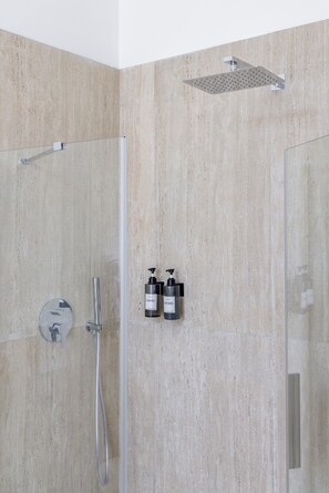 Dusche, Bidet, Handtücher