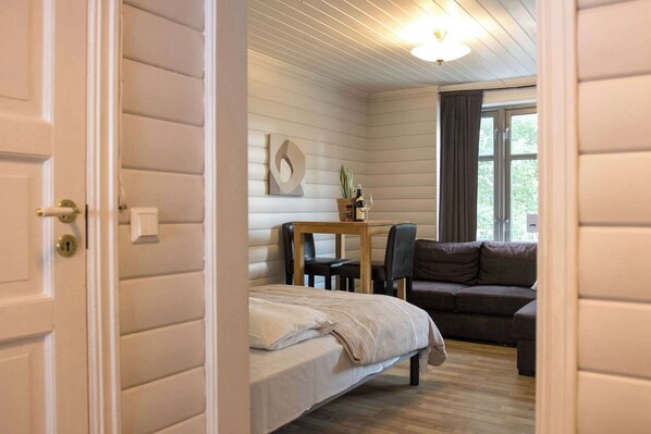 Desk, WiFi, bed sheets