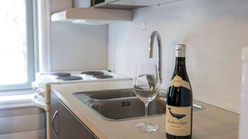 Kjøleskap, ovn, kokeplater og kjøkkenutstyr