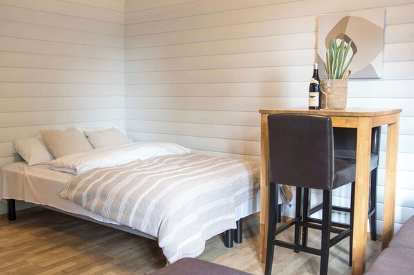 Desk, WiFi, bed sheets - Heart of Tromsø Cozy apartment (Tromsø)