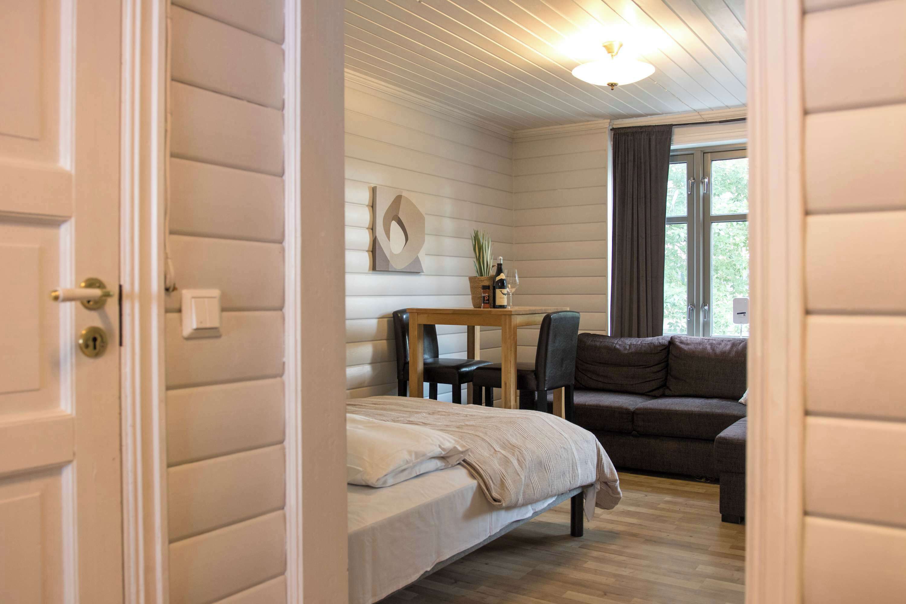 Desk, WiFi, bed sheets