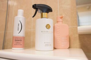 Dusj, hårføner og håndklær