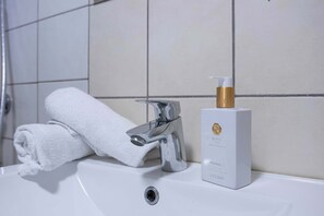 Shower, towels, shampoo