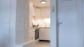 Fridge, dishwasher, cookware/dishes/utensils