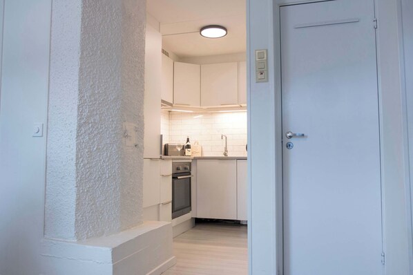Fridge, dishwasher, cookware/dishes/utensils