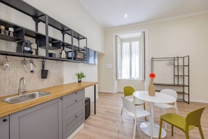 Kühlschrank, Mikrowelle, Herdplatte, Wasserkocher mit Kaffee-/Teezubehör