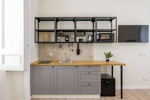 Fridge, microwave, stovetop, coffee/tea maker - Terrazze tra i musei - Large Apartment 4A (Naples)