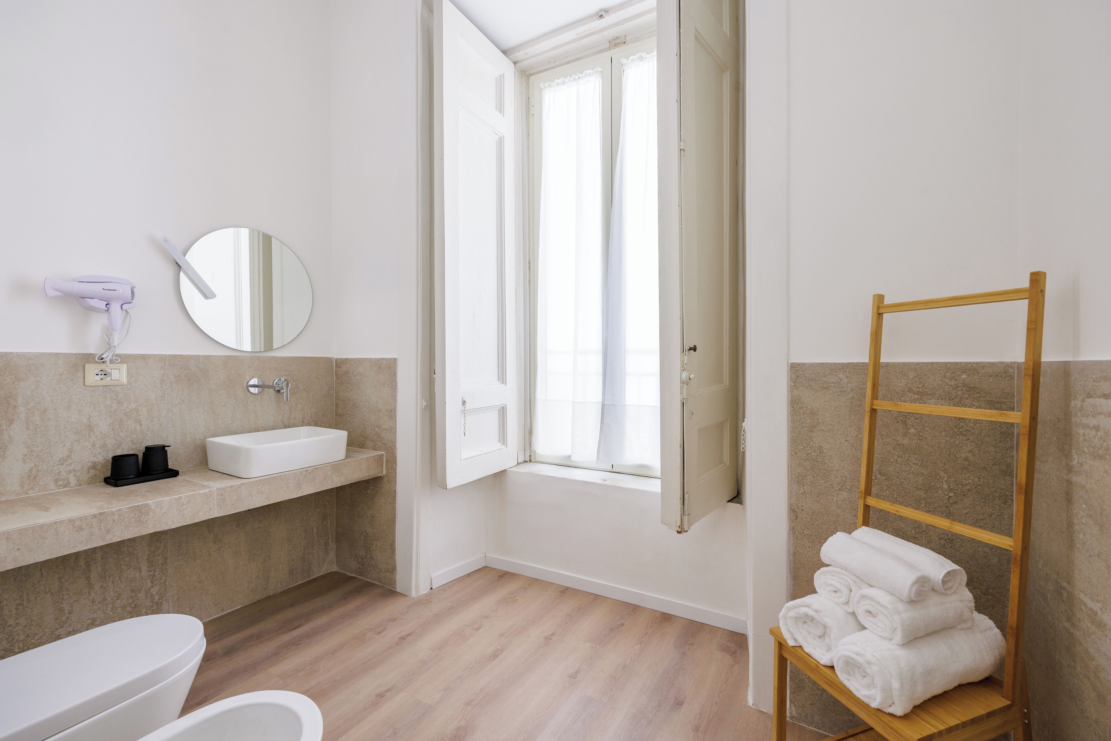 Dusche, Haartrockner, Bidet, Handtücher