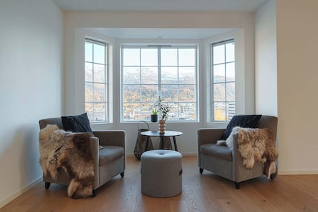 TV. Modern and Stunning House view