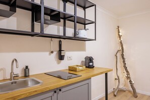 Kühlschrank, Herdplatte, Wasserkocher mit Kaffee-/Teezubehör, Toaster