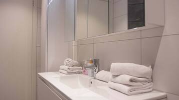 Bruser, hårtørrer, håndklæder