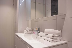 تجهيزات دش، مجففات شعر، مناشف