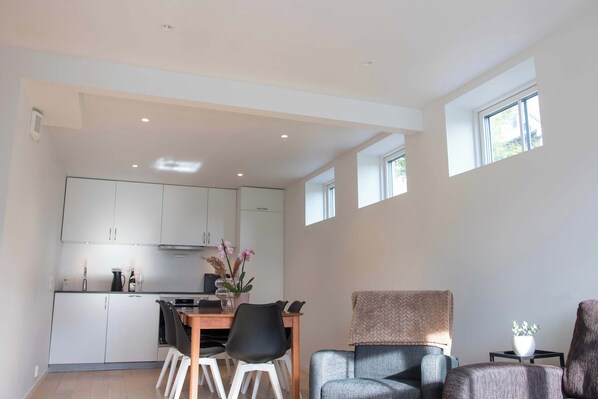 ثلاجة، فرن، غسالة أطباق، ماكينة لصنع القهوة/الشاي