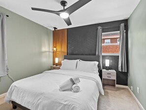 3 bedrooms, iron/ironing board, free WiFi - Contemporary | Lux | Pad & Patio (Arlington)