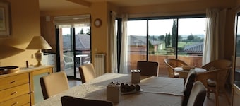 Apartment overlooking the golf course. Ideal for families looking for relaxation and tranquility.