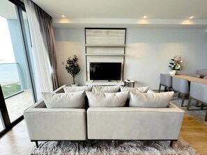 Apartment, 1 Bedroom, Accessible, Smoking | Living room