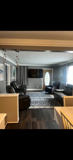 Interior - Spacious 4-bedroom house in charming Sandusky with AC (Sandusky)