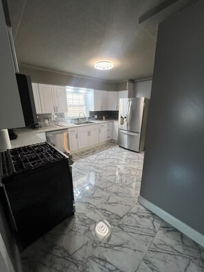 Private kitchen - Spacious 4-bedroom house in charming Sandusky with AC (Sandusky)